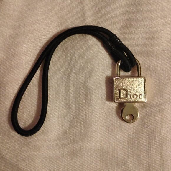 ❤️Rare 90's CHRISTIAN DIOR Gold Tone 1 Piece Padlock & Key Hangtag FOB - Picture 1 of 5